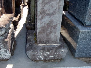 墓石の数が多く、後ろの方はかなり間隔が狭い状態。隙間無くしっかりモルタルを打ち込みます。