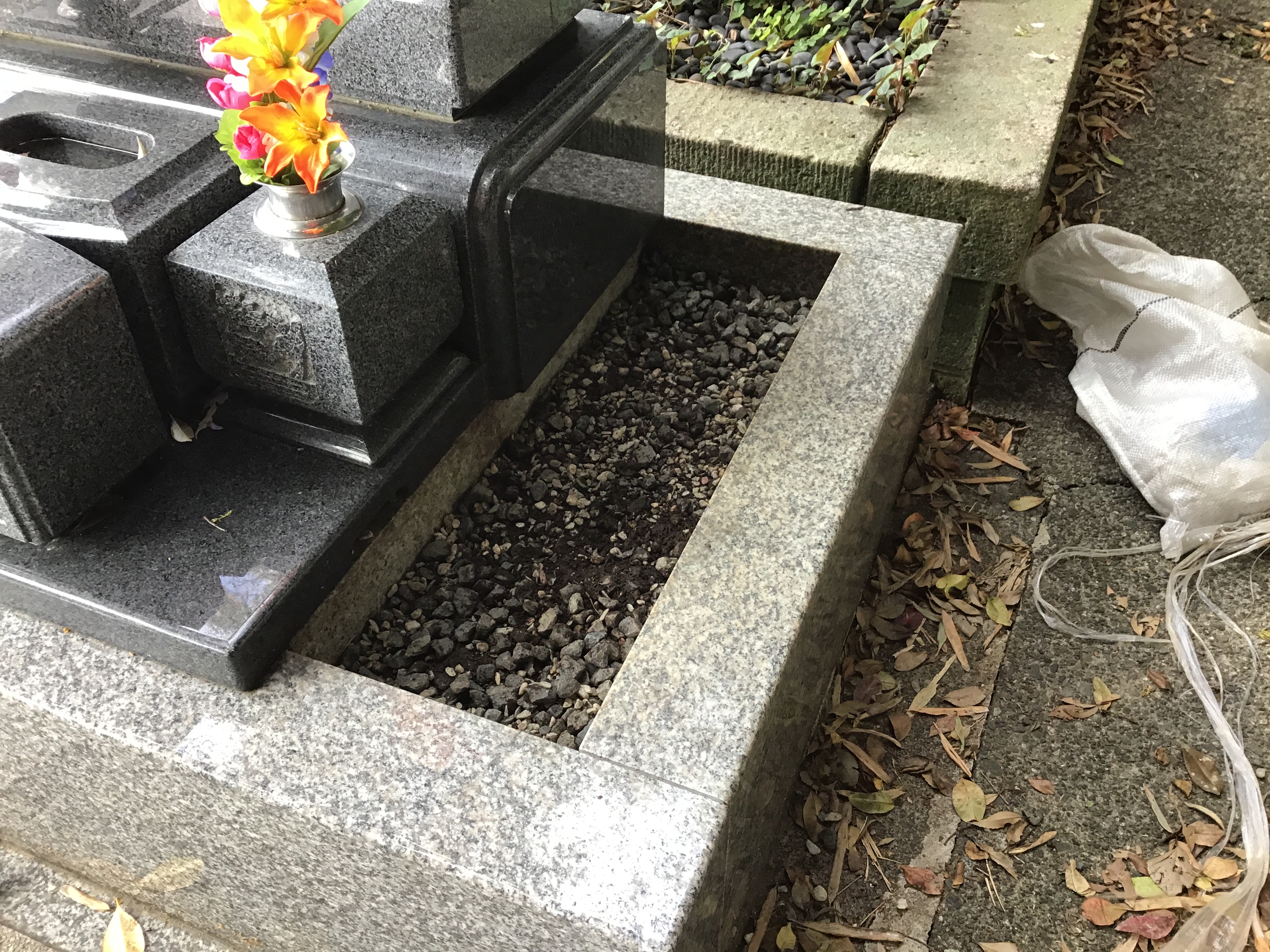 お墓の中は古い砂利を取り、雑草が生えないようにコンクリートを打ちます。