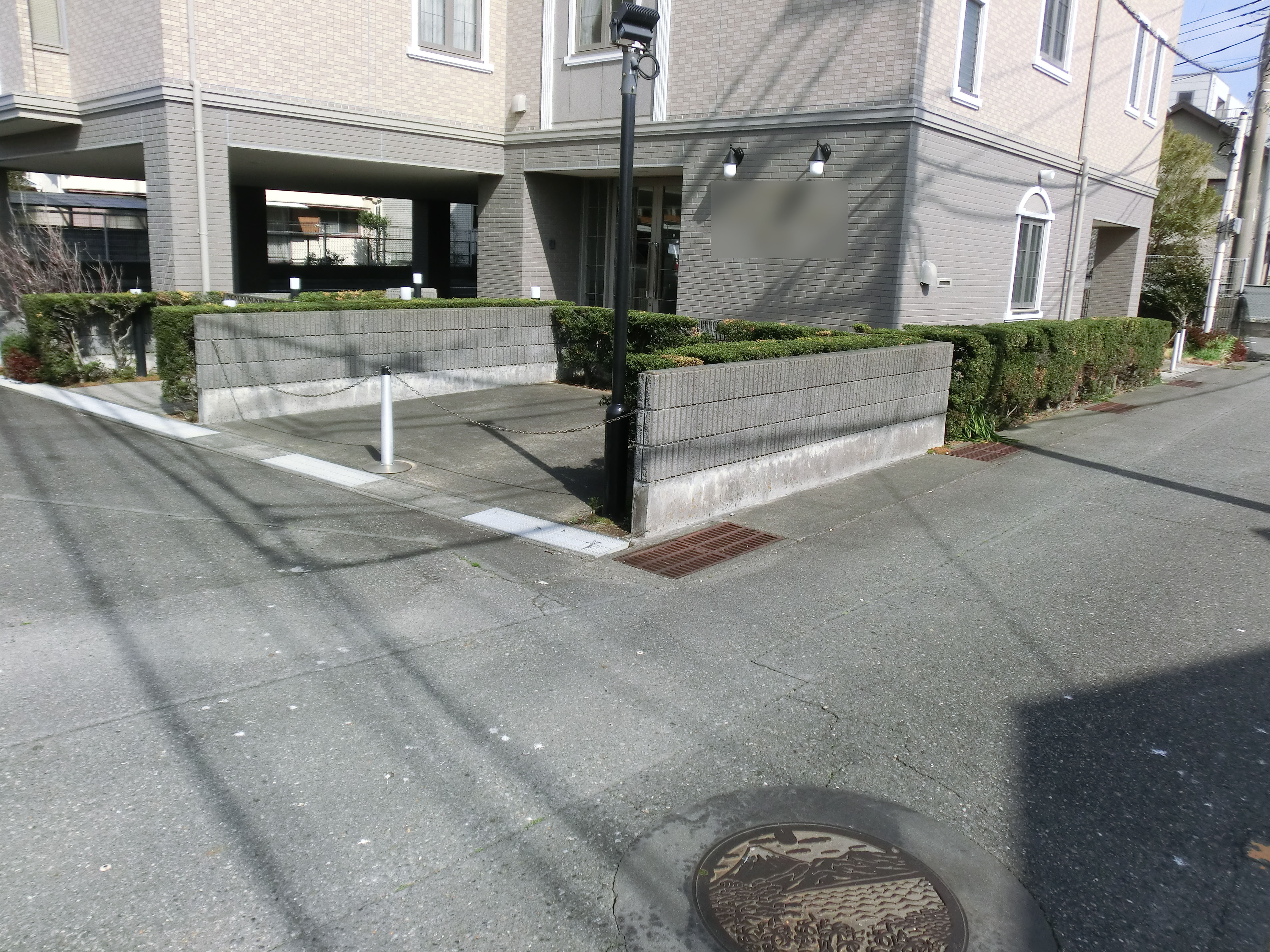 その横には、コンクリートの塀で仕切られた駐車場がありました。