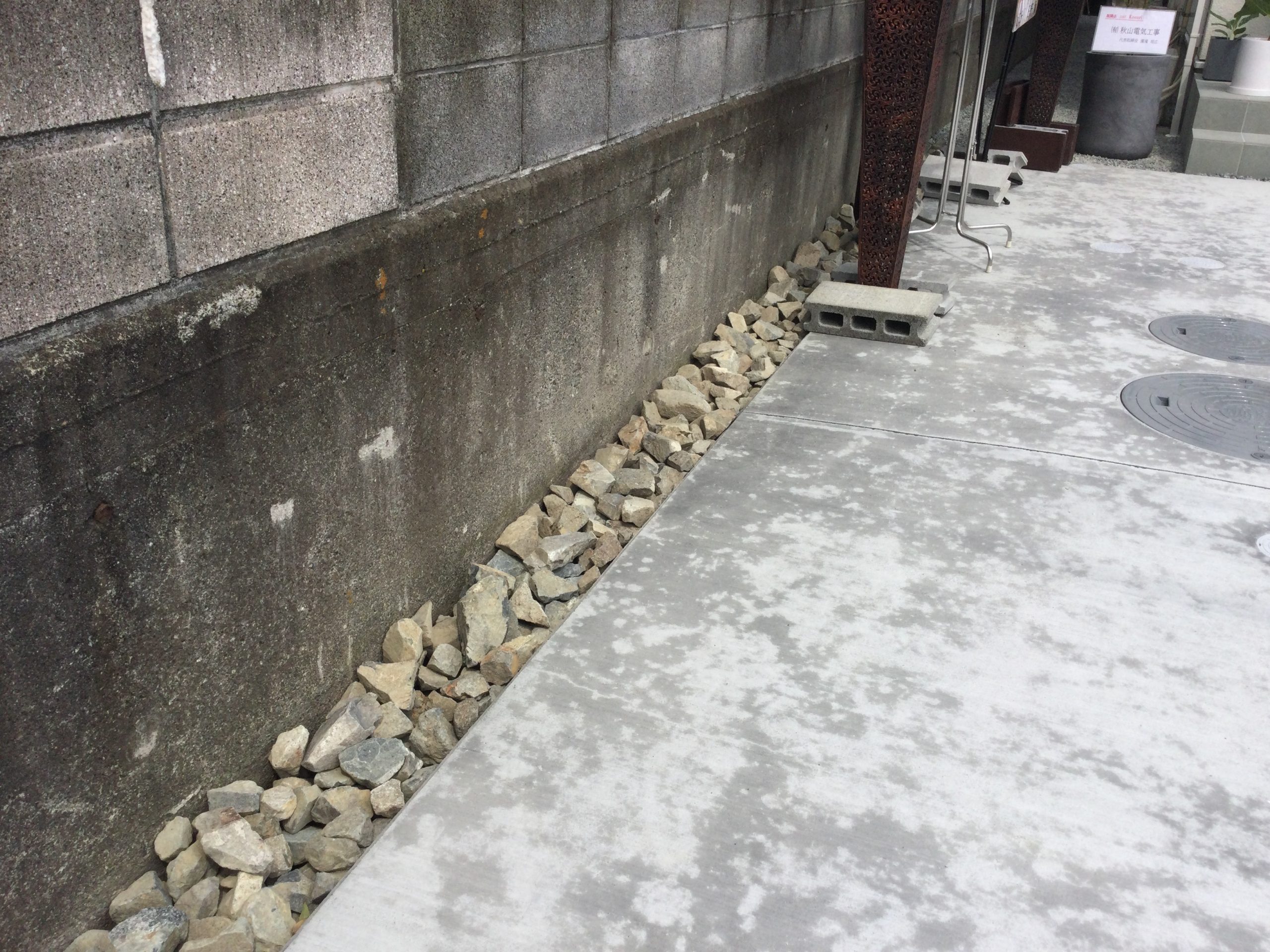 お客様用駐車場の隙間にも、割栗石を入れ、コンクリートの無機質さを消すようにしています。