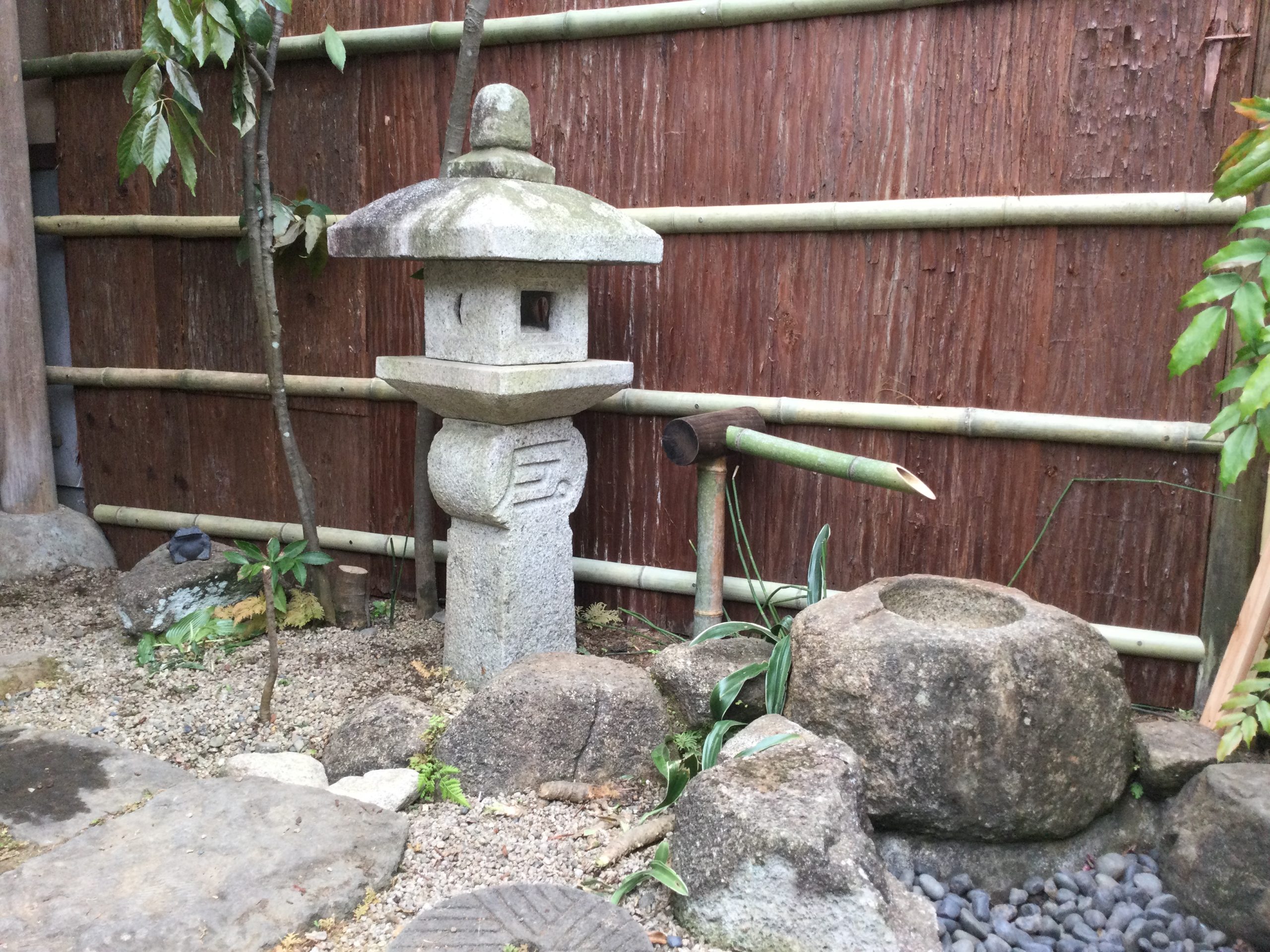 灯篭とつくばい…日本庭園といえばコレですよね♪こちらも少し調整させていただきました！