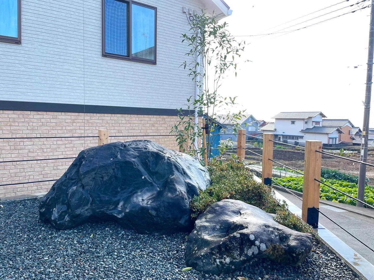 東屋奥の景石、植栽部分です。左側の大きな石はもともと道路向いの本家のお庭にあったもの。重機で吊り上げて、こちらのお庭に移設しました♪この大きな石がいいアクセントになっていると思います。