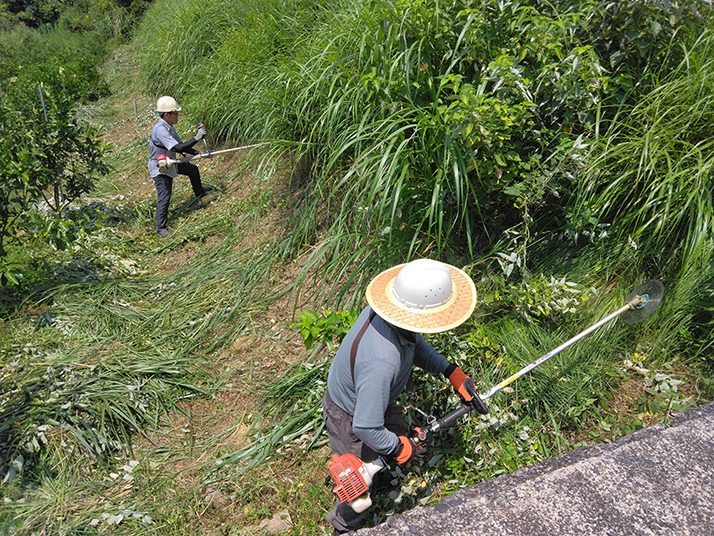 肩掛け草刈機